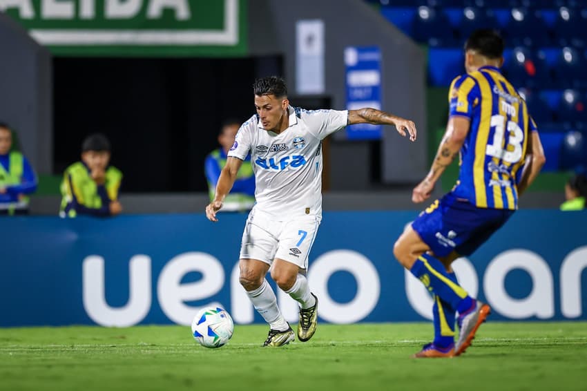 Pavón com a bola no jogo entre Grêmio e Sportivo Luqueño. (Foto: Lucas Uebel/Grêmio FBPA)