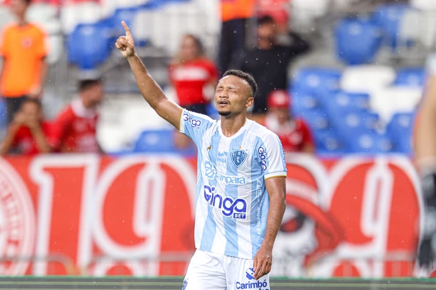 Reverson comemora gol em Paysandu x CRB. (foto: Fernando Torres/AGIF)