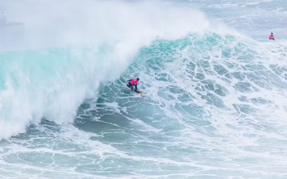 Pedro Scooby e Lucas Chumbo vencem Gigantes de Nazaré com ondas insanas