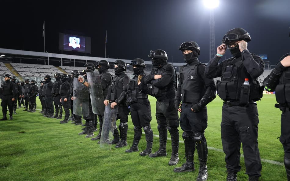 Policiais-no-estadio-em-Colo-Colo-x-Fortaleza-scaled-aspect-ratio-512-320