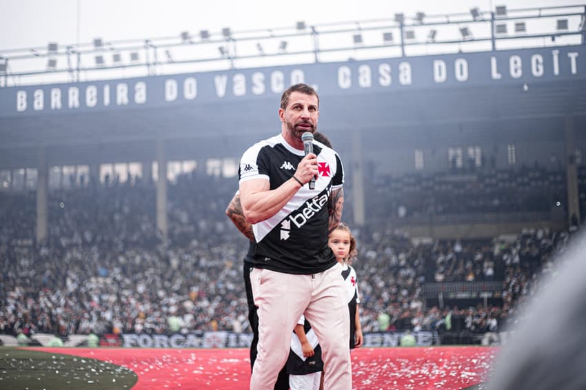 Presidente do Vasco, Pedrinho discursa durante apresentação de Coutinho em São Januário