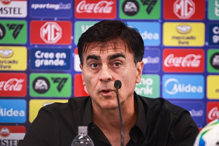 Gustavo Quinteros em entrevista coletiva após jogo do Grêmio na Copa Sul-Americana. (Foto: Maxi Franzoi/AGIF)