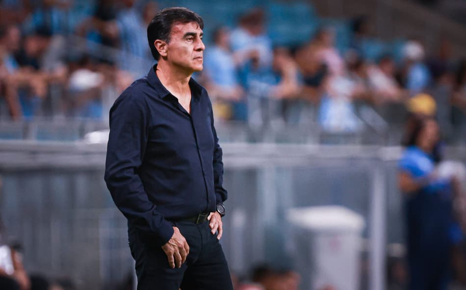 Apesar da vitória, atuação do Grêmio desagrada a Quinteros: ‘não estou contente’