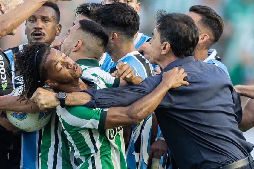 Quinteros desferiu soco em Ênio, atacante do Juventude. (Foto: Liamara Polli/AGIF)