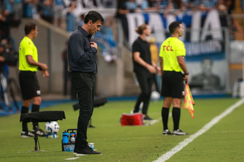 Quinteros cabisbaixo em jogo do Grêmio. (Foto: Maxi Franzoi/AGIF)