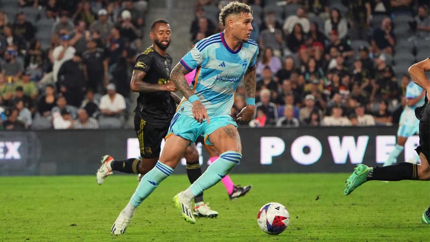 Rafael Navarro em ação pelo Rapids. (Foto: Divulgação/Colorado Rapids)