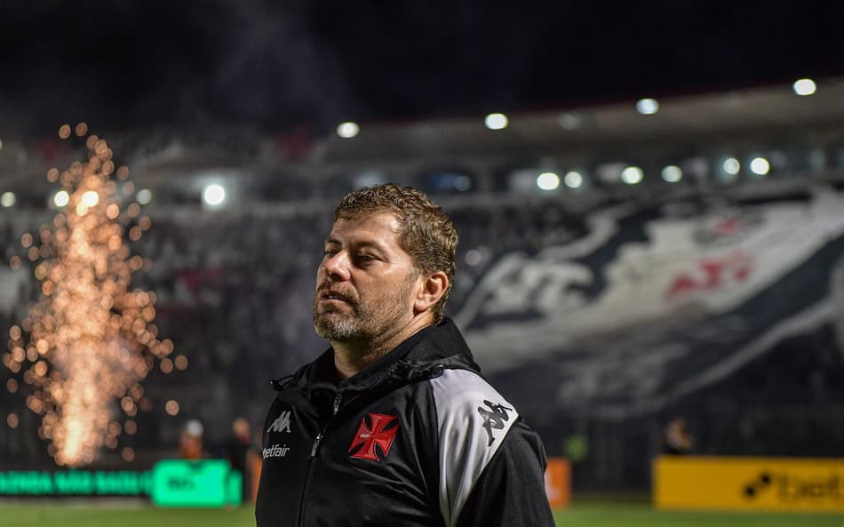 Torcida do Vasco surta com possível novidade na escalação: ‘Inaceitável’