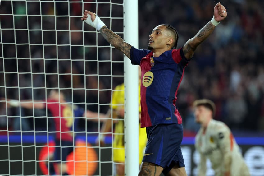 Raphinha celebra gol marcado pelo Barcelona sobre o Dortmund, na Champions League