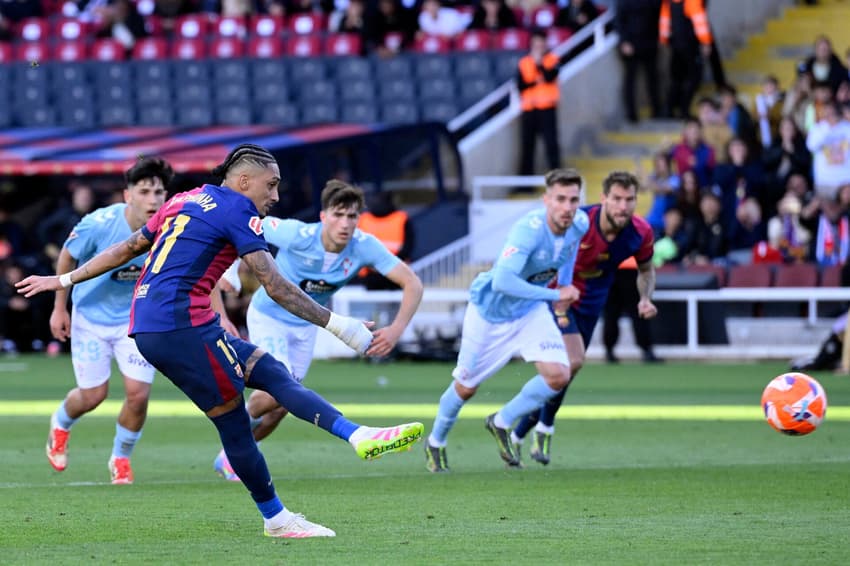 Raphinha cobra pênalti da virada do Barcelona sobre o Celta de Vigo, pela La liga
