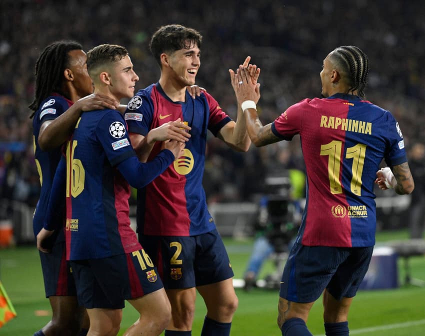 Raphinha comemora com companheiros gol marcado pelo Barcelona sobre o Dortmund, pela Champions League