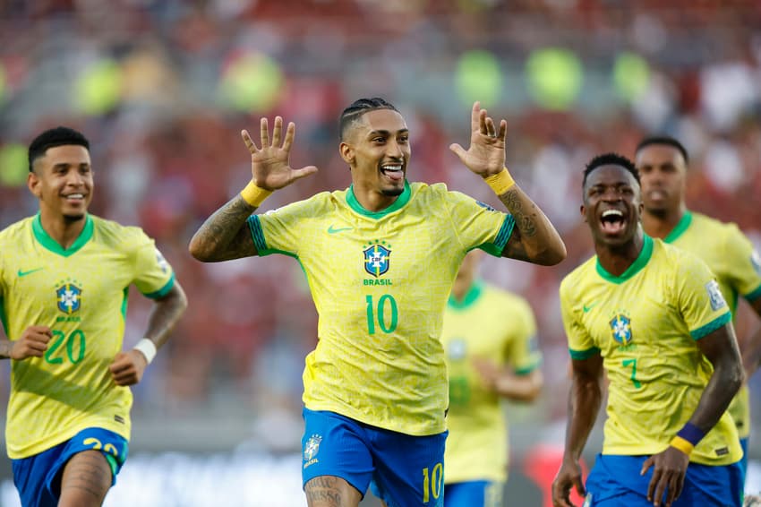 Raphinha comemora gol marcado pelo Brasil contra a Venezuela, pelas Eliminatorias