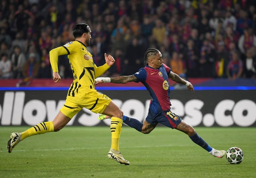 Raphinha finaliza na direção do gol no jogo entre Barcelona e Dortmund