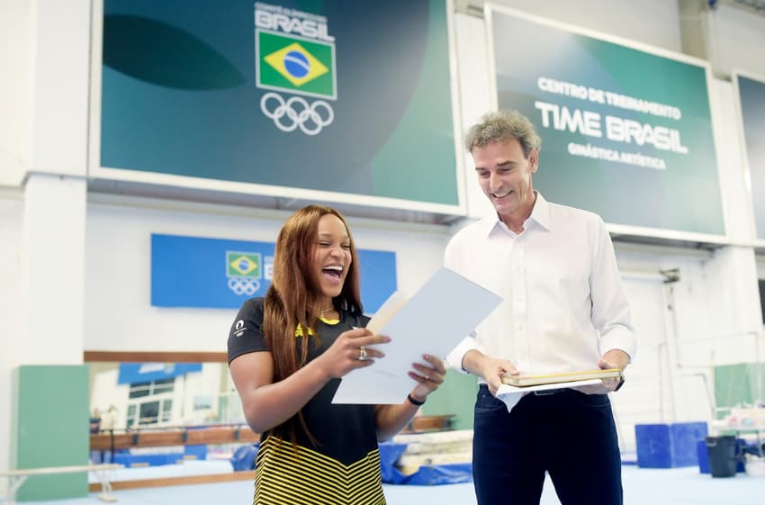 Rebeca Andrade recebe diploma por doação de collant ao Museu Olímpico das mãos de Emanuel Rego – Foto Alexandre LoureiroCOB