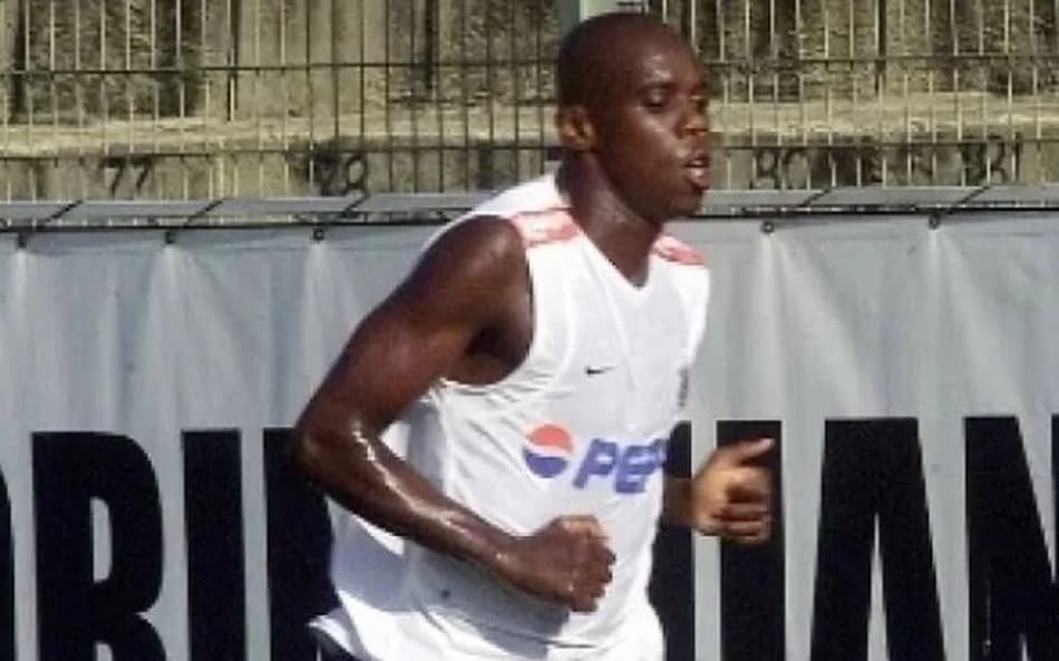 Ex-jogador do Corinthians é preso por agredir idoso em prédio