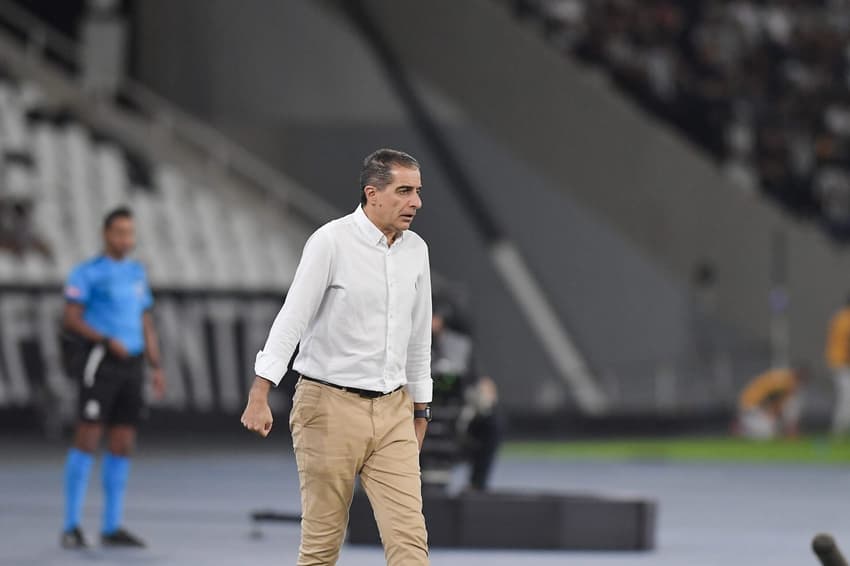 Renato Paiva Renato Paiva é o técnico do Botafogo (Foto: Thiago Ribeiro/AGIF)