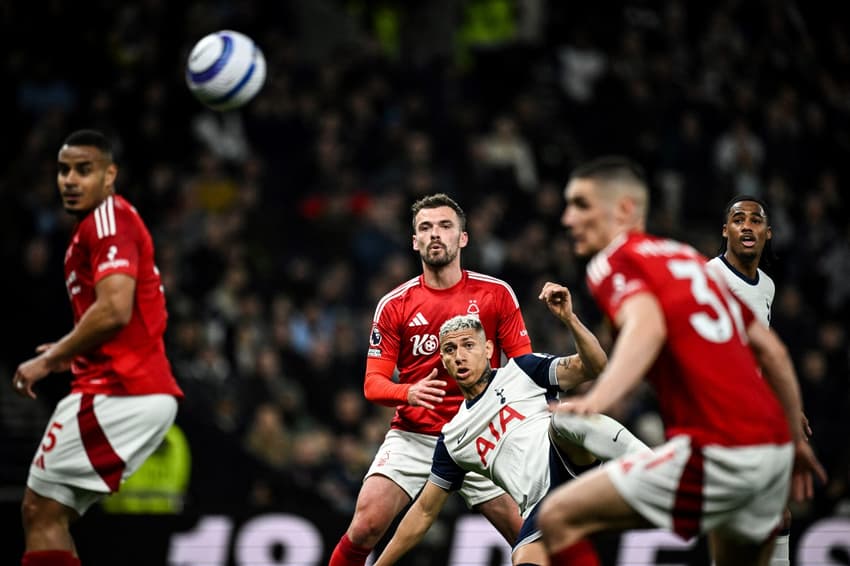 Richarlison disputa espaço com adversários em Tottenham x Nottingham Forest