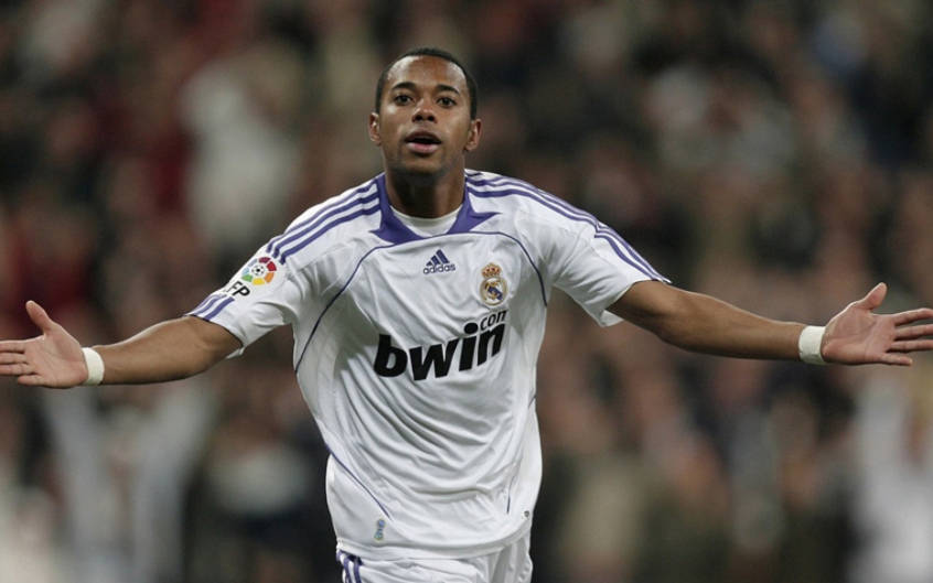 16º lugar (Empate entre dois nomes): Robinho (atacante) - Saiu do Santos para o Real Madrid (ESP) em 2005 - Valor: 24 milhões de euros 16º lugar (Empate entre dois nomes): Robinho (atacante) - Saiu do Santos para o Real Madrid (ESP) em 2005 - Valor: 24 milhões de euros