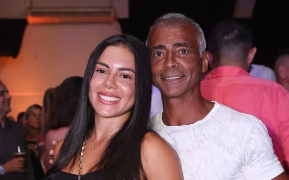 Romário aparece em festa sem namorada de 21 anos