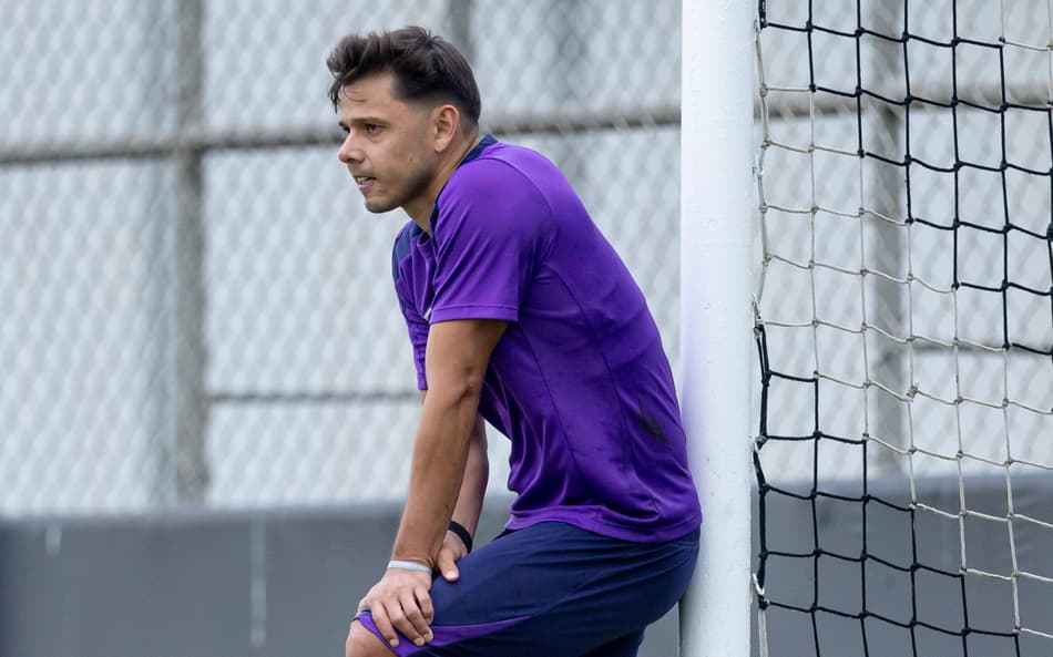 Romero admite atraso de salários, mas defende diretoria do Corinthians