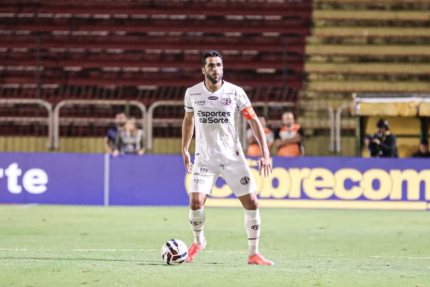 Ronaldo Alves em campo pela Ferroviária