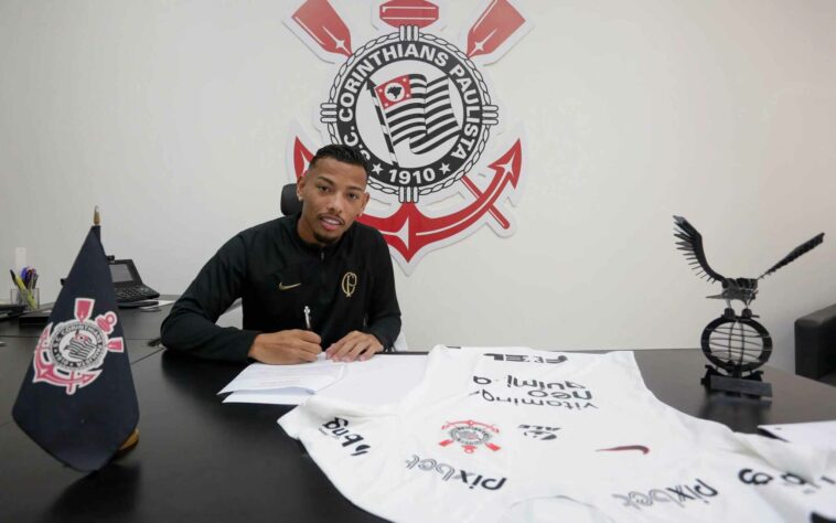 FECHADO - Ruan Oliveira, novo xodó de Vanderlei Luxemburgo no Corinthians, assinou sua renovação de contrato com o clube. O vínculo do atleta com o Timão iria até o dia 30 de junho, emprestado pelo Metropolitanos-SC. Agora, seu contrato tem duração até o fim da temporada. FECHADO - Ruan Oliveira, novo xodó de Vanderlei Luxemburgo no Corinthians, assinou sua renovação de contrato com o clube. O vínculo do atleta com o Timão iria até o dia 30 de junho, emprestado pelo Metropolitanos-SC. Agora, seu contrato tem duração até o fim da temporada.