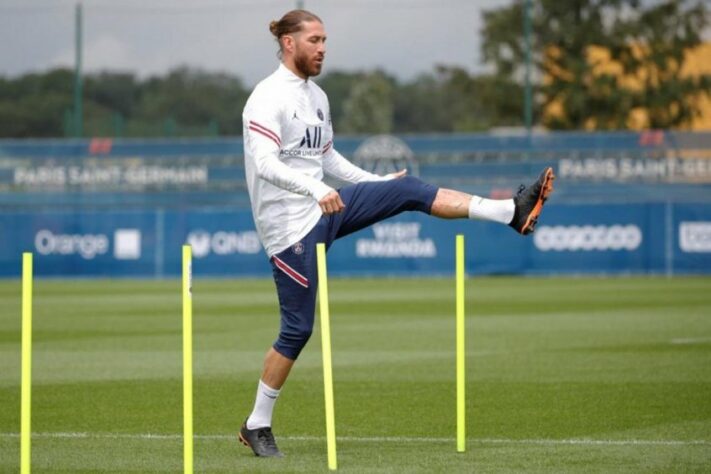 ESQUENTOU - O zagueiro Sergio Ramos, de 37 anos, está livre no mercado desde julho, quando seu contrato com o Paris Saint-Germain chegou ao fim. De acordo com o jornal espanhol "Marca", o defensor já tem um destino em mente: a Major League Soccer, dos Estados Unidos. A liga estadunidense se tornou o "local ideal" para Ramos após a chegada de Lionel Messi ao Inter Miami. ESQUENTOU - O zagueiro Sergio Ramos, de 37 anos, está livre no mercado desde julho, quando seu contrato com o Paris Saint-Germain chegou ao fim. De acordo com o jornal espanhol "Marca", o defensor já tem um destino em mente: a Major League Soccer, dos Estados Unidos. A liga estadunidense se tornou o "local ideal" para Ramos após a chegada de Lionel Messi ao Inter Miami.
