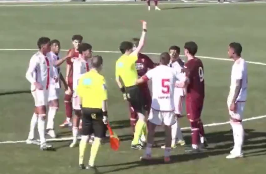 Torino x Internacional - Copa Viareggio. Kauã Barbosa é expulso após ser vítima de racismo e reclamar. Foto: Reprodução