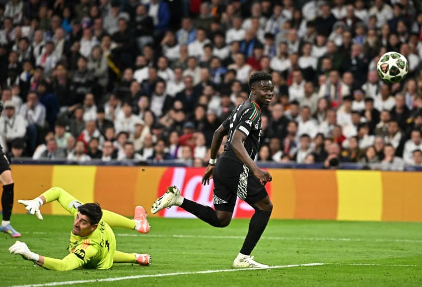 Saka toca por cima de Courtois para abrir o placar para o Arsenal contra o Real Madrid, na Champions League