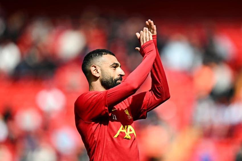 Salah aplaude torcida do Liverpool antes de jogo contra o West Ham, pela Premier League