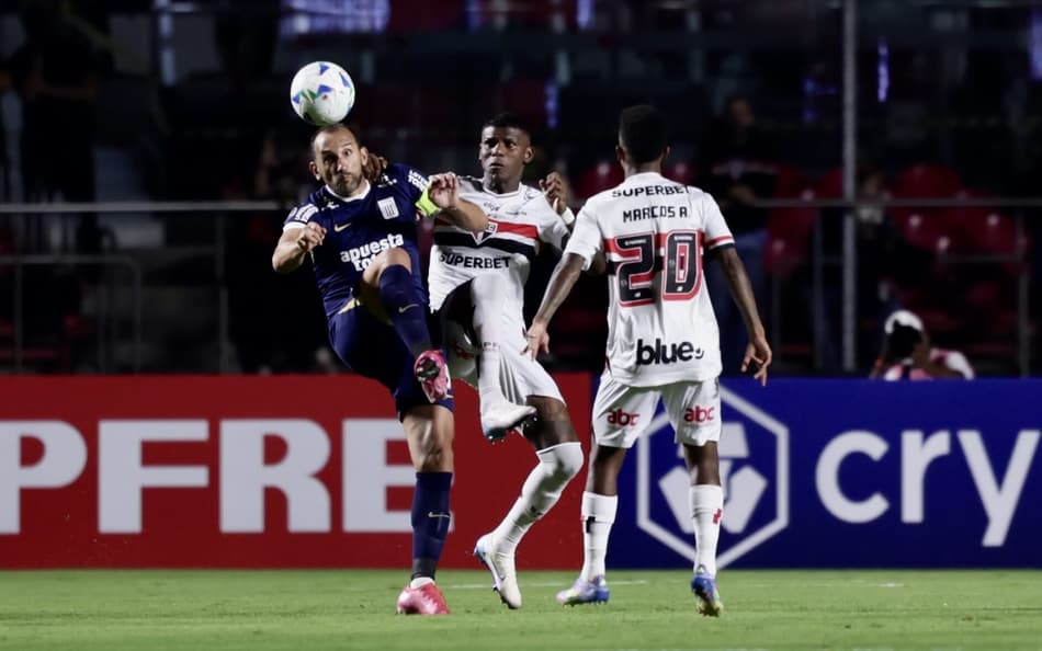 São Paulo deixa escapar vitória e empata com Alianza Lima pela Libertadores