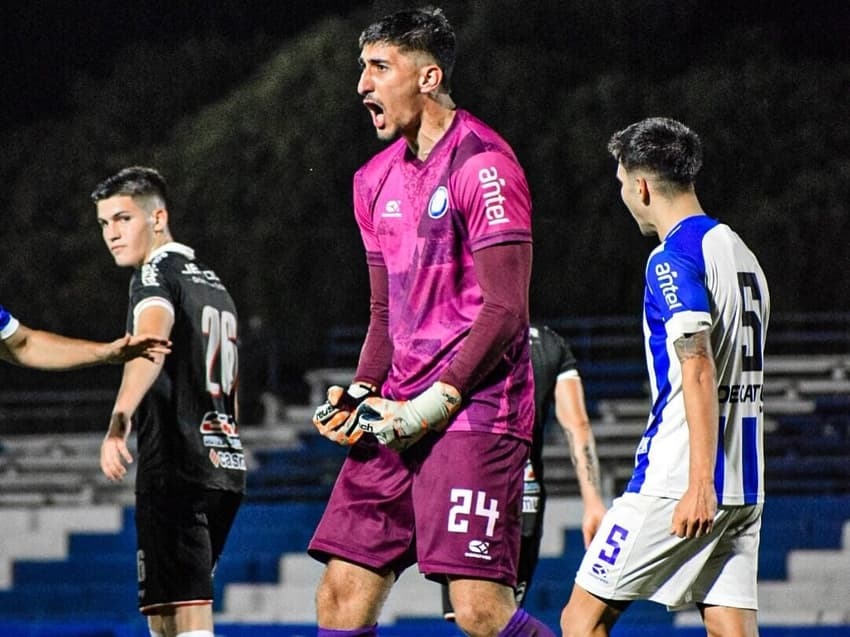 Goleiro Gino Santilli comemora defesa de pênalti contra o River Foto: Divulgação / Cerro Largo