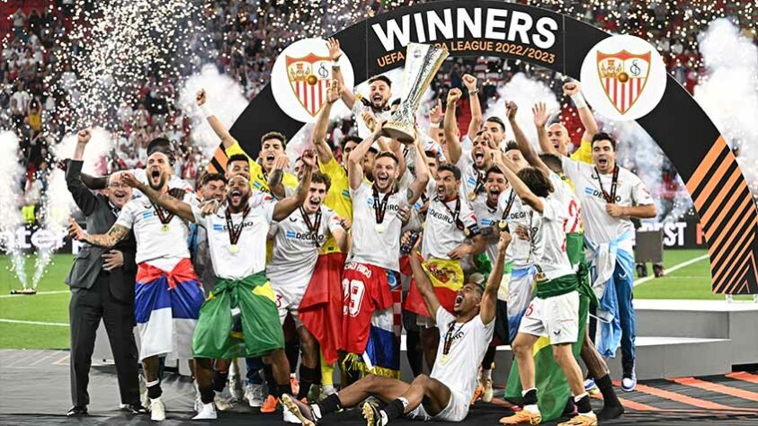 O Sevilla conquistou a Liga Europa pela 7ª vez em sua história ao vencer a final contra a Roma nos pênaltis, por 3 a 1, após empate em 1 a 1 no tempo regulamentar e na prorrogação na última quarta-feira (31). Confira a seguir a lista dos clubes com mais títulos da segunda principal competição do futebol europeu. O Sevilla conquistou a Liga Europa pela 7ª vez em sua história ao vencer a final contra a Roma nos pênaltis, por 3 a 1, após empate em 1 a 1 no tempo regulamentar e na prorrogação na última quarta-feira (31). Confira a seguir a lista dos clubes com mais títulos da segunda principal competição do futebol europeu.