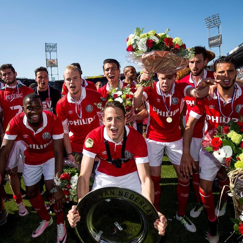 Arias levanta a taça do Campeonato Holandês 2014/15 Foto: Redes Sociais