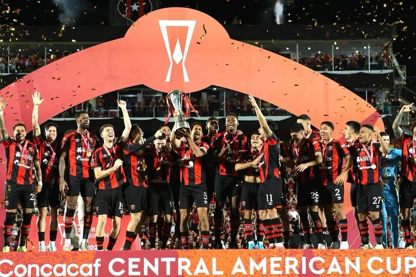 Jogadores da Alajuelense comemoram título da Copa Centro-Americana da Concacaf (Foto: Reprodução /Instagram)
