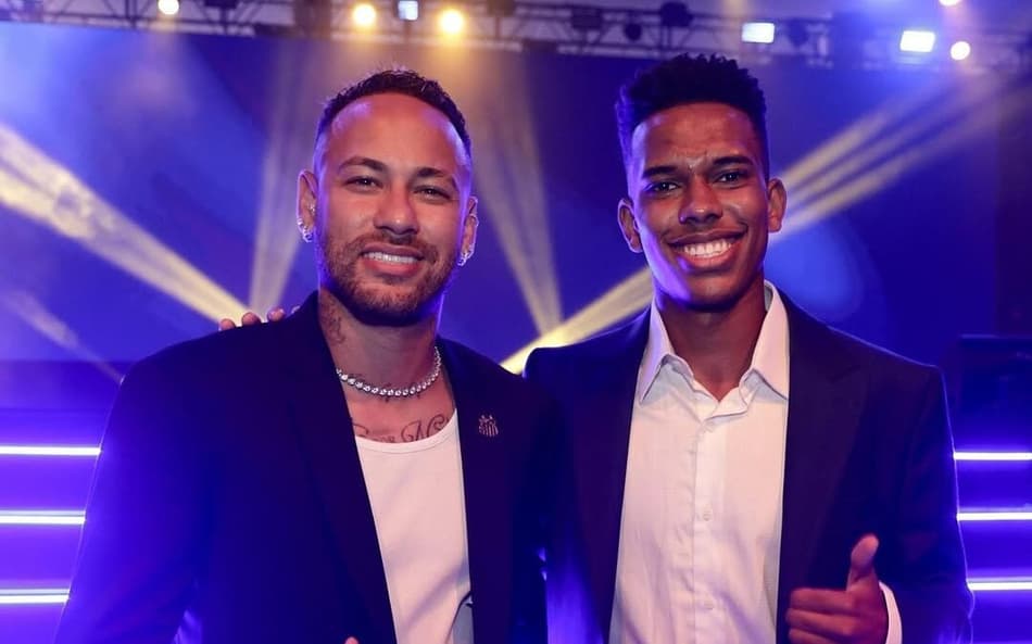 Estêvão fala sobre marcação dobrada e exalta Neymar: ‘Maior referência’