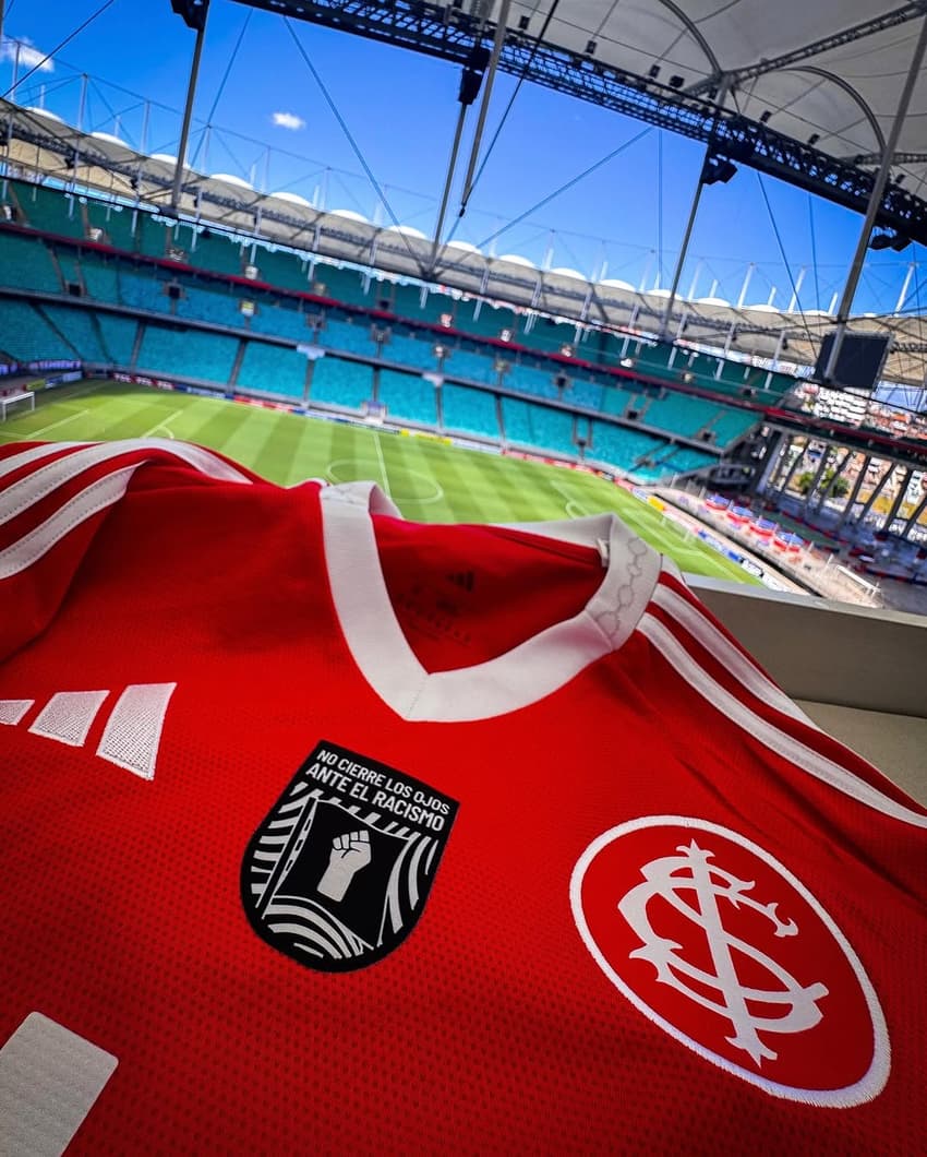 Patch antirracista na camisa do Internacional Foto: Divulgação / Internacional
