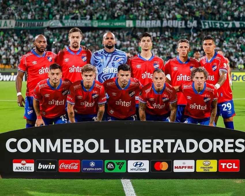 Elenco do Nacional antes da partida contra o Atlético Nacional Foto: Divulgação / Nacional