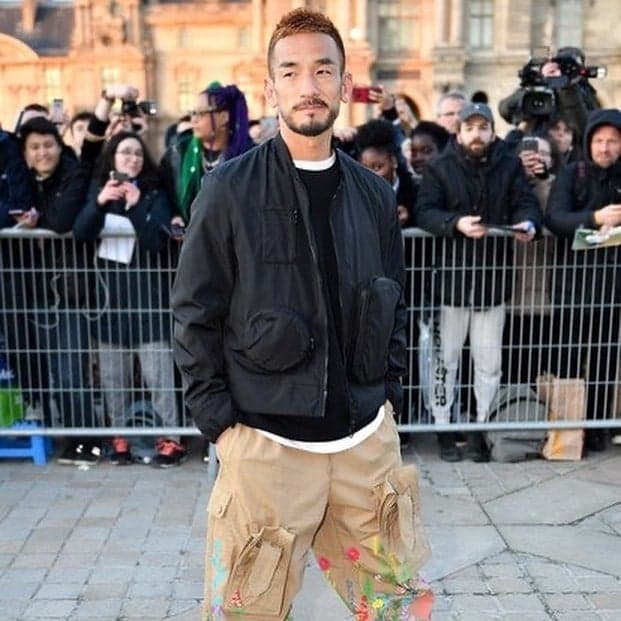 Hidetoshi Nakata esteve em um desfile de moda da marca francesa Louis Vuitton em 2020 (Foto: Reprodução/Instagram)