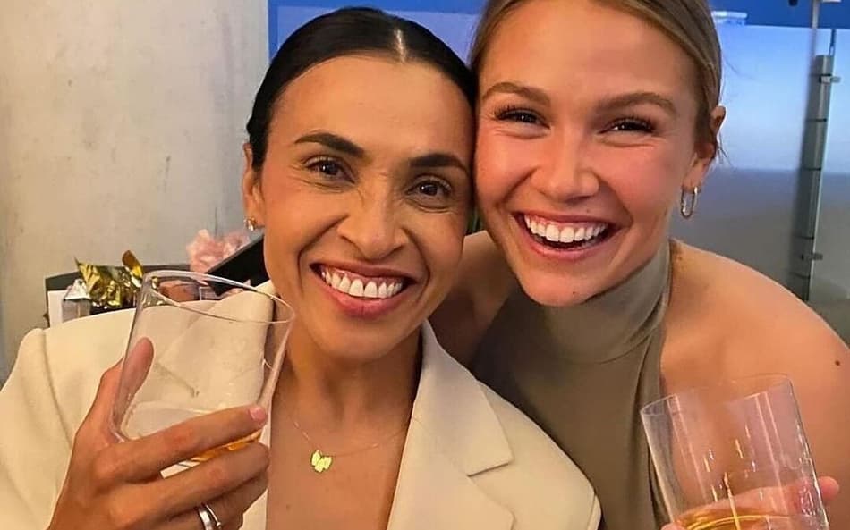 Após dois anos de namoro, Marta anuncia noivado com colega de time