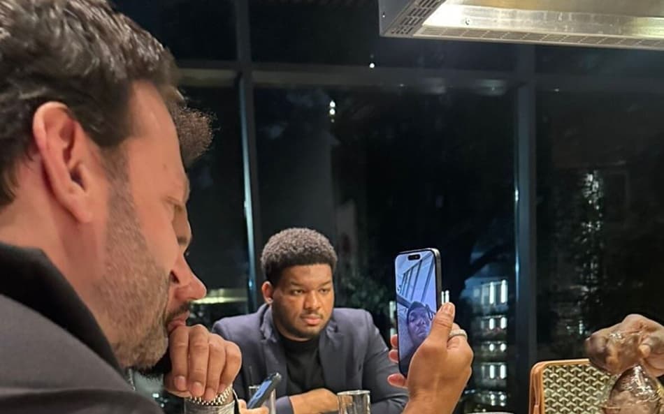 Memphis compartilha foto de ligação com Pogba e dirigente do Corinthians