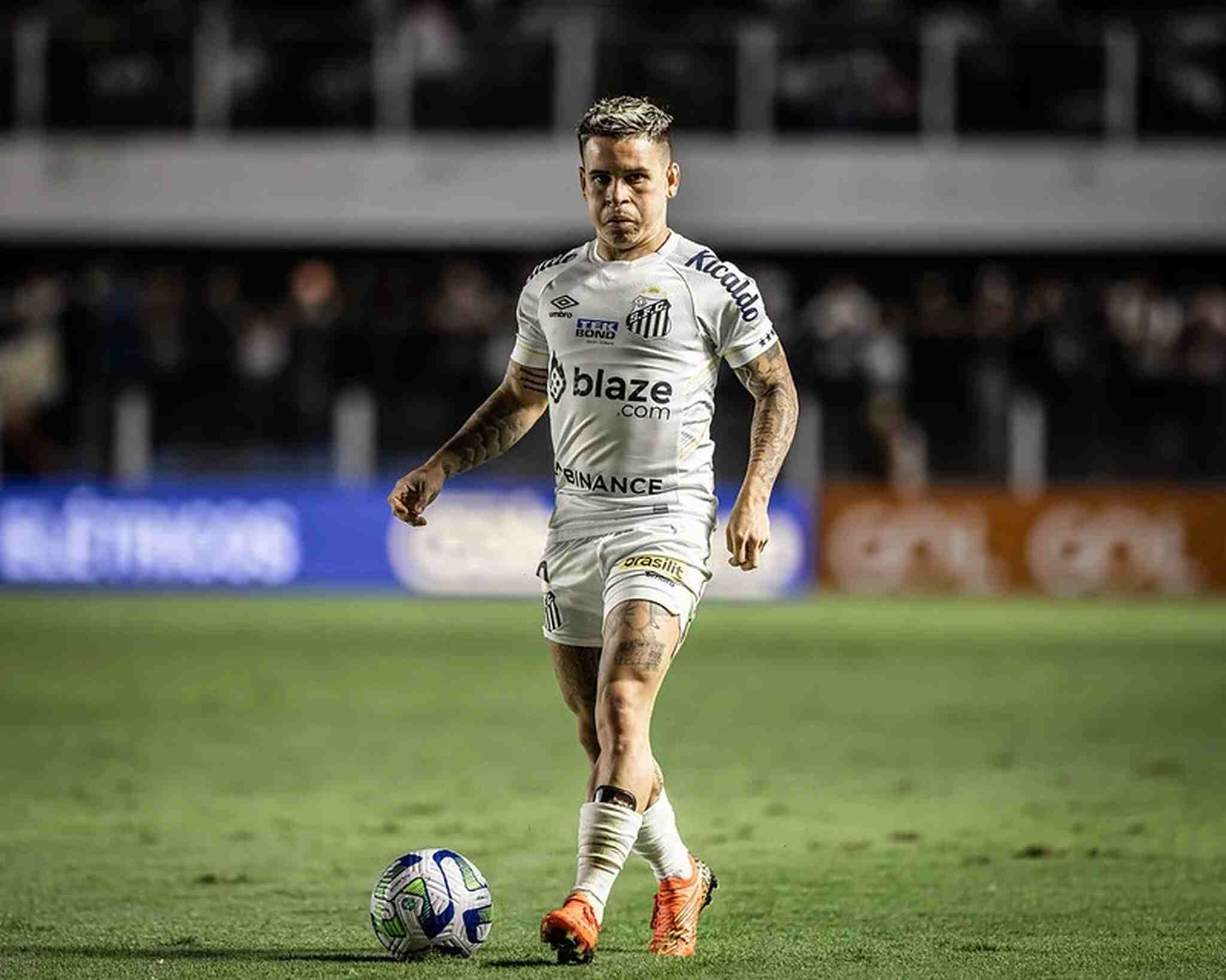 FECHADO - O Santos acertou a contratação em definitivo do atacante Soteldo. O jogador estava emprestado ao Peixe pelo Tigres, do México. O valor estipulado para a venda era de 4 milhões de dólares (R$ 19,2 milhões na cotação atual) por 50% dos direitos do atleta. Seu novo contrato será assinado após a Data FIFA e terá duração até 2027. FECHADO - O Santos acertou a contratação em definitivo do atacante Soteldo. O jogador estava emprestado ao Peixe pelo Tigres, do México. O valor estipulado para a venda era de 4 milhões de dólares (R$ 19,2 milhões na cotação atual) por 50% dos direitos do atleta. Seu novo contrato será assinado após a Data FIFA e terá duração até 2027.