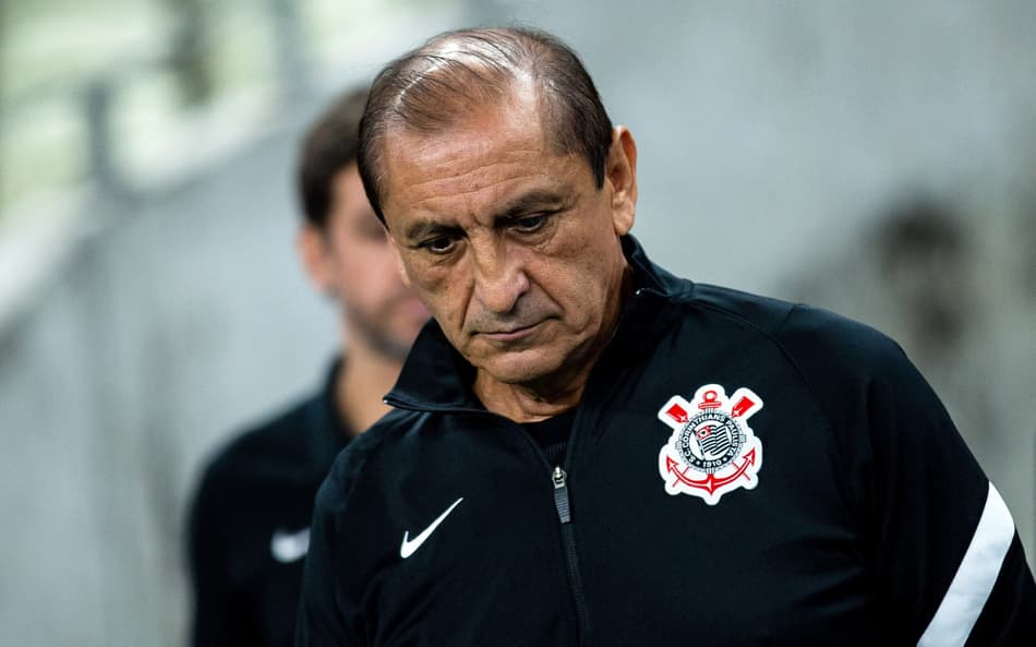 Defesa frágil complica Corinthians na briga contra o Z4