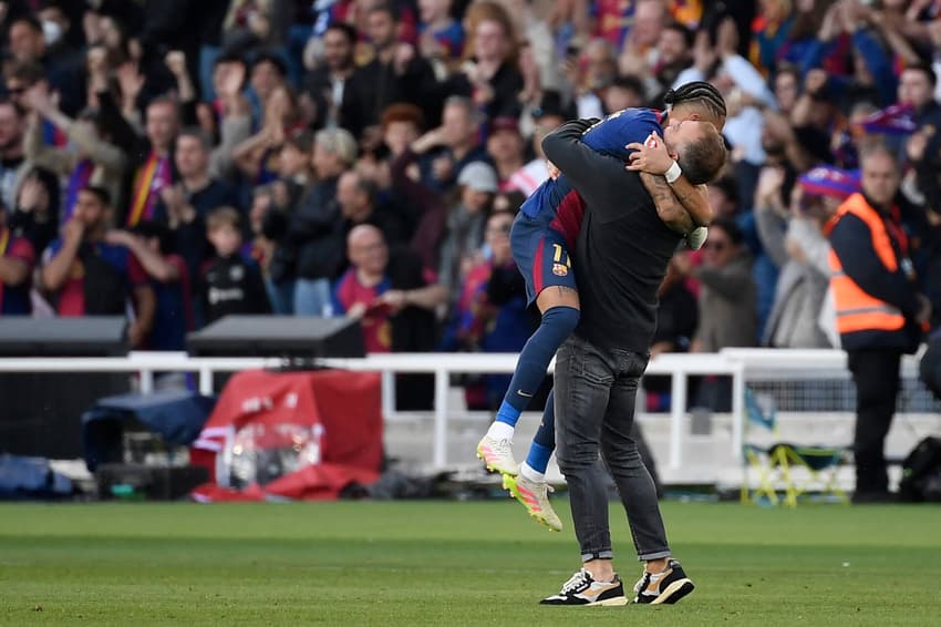 Técnico do Barcelona, Hansi-Flick abraça Raphinha após a vitória sobre o Celta de Vigo, pela La Liga