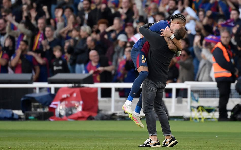 Técnico do Barcelona revela atitude de Raphinha e exalta brasileiro: ‘Incrível’