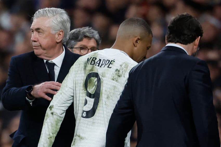 Técnico do Real Madrid, Ancelotti cumprimenta Mbappé após lesão do atacante francês
