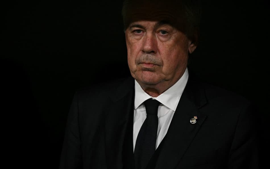 Tecnico-do-Real-Madrid-Carlo-Ancelotti-observa-o-jogo-contra-a-Real-Sociedad-pela-Copa-do-Rei-scaled-aspect-ratio-512-320