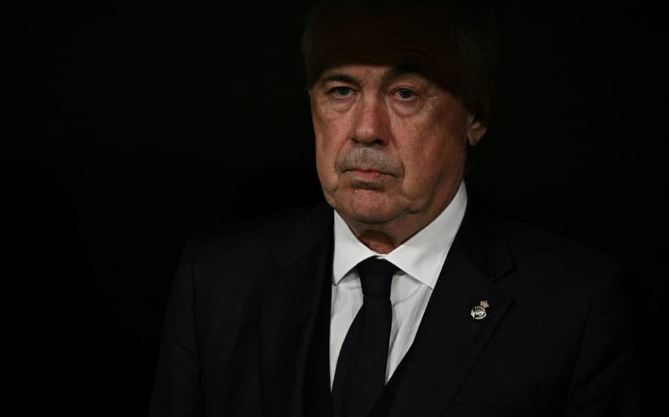 Tecnico-do-Real-Madrid-Carlo-Ancelotti-observa-o-jogo-contra-a-Real-Sociedad-pela-Copa-do-Rei-scaled-aspect-ratio-512-320
