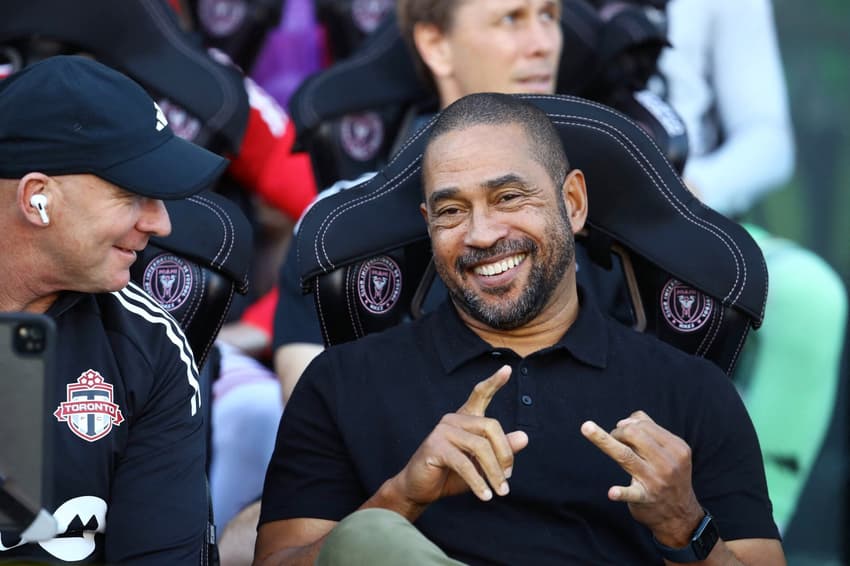 Técnico do Toronto FC, Robin Fraser conversa com auxiliar técnico em jogo da MLS