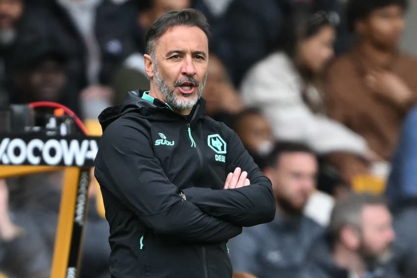 Técnico do Wolverhampton, Vitor Pereira observa jogo contra o Tottenham, pela Premier League