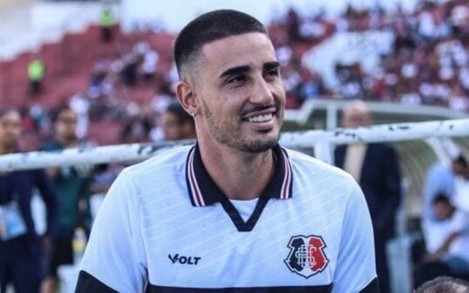 Jogador do Santa Cruz é provocado e ameaça torcedor do Sport nas redes sociais